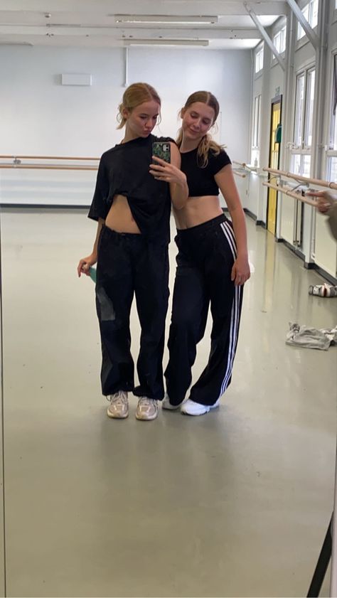 Off Duty Dancer Aesthetic, Contemporary Dance Practice Outfits, Dance Class Outfit Aesthetic, Dance College Outfits, Jazz Outfit Dance, Hip Hop Dancers Outfit, Dance Clothes Aesthetic, Dancing Outfits Aesthetic, Dancing Outfits Hip Hop