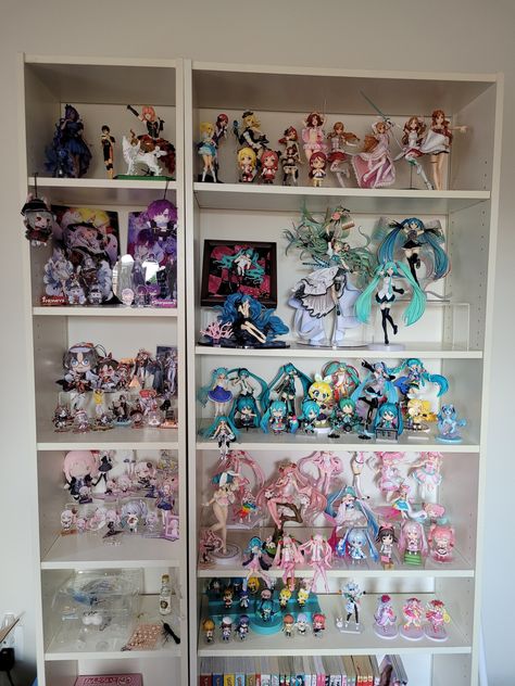 Miku Figure Collection Shelf, Anime Figure Organization, Anime Figure Setup, Anime Figures Aesthetic Collection, Hatsune Miku Figure Collection, Hatsune Miku Room Decor, Anime Figure Display Ideas, Miku Figure Collection, Figure Shelf Display