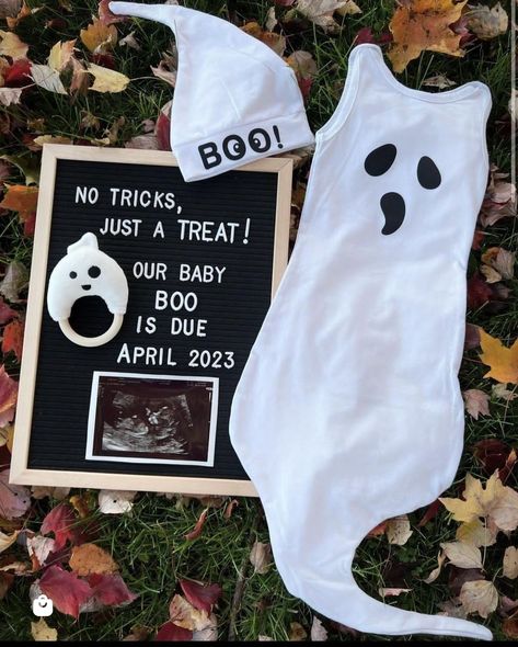 Baby 2 Announcement, Pregnancy Announcement Photoshoot, Halloween Pregnancy Announcement, Halloween Baby Shower Theme, Cute Pregnancy Announcement, Maternity Photography Poses Pregnancy Pics, Goth Baby, Halloween Moms