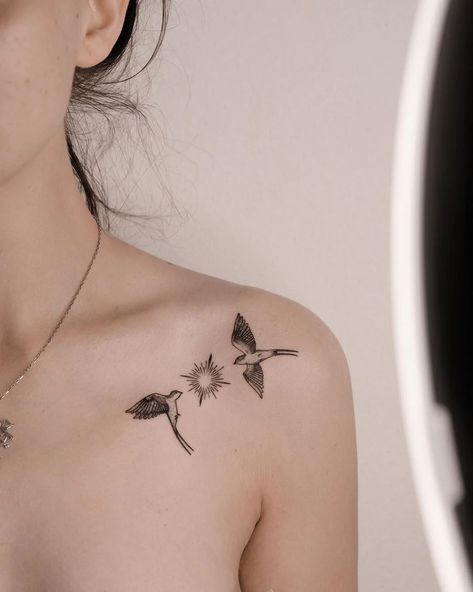 40 Gorgeous Shoulder Tattoos for Women - Body Artifact Tattoo Ideas Shoulder Female, Lotus Tattoo Shoulder, Tattoo Ideas Shoulder, Cute Shoulder Tattoos, Feminine Shoulder Tattoos, Classy Tattoos For Women, Front Shoulder Tattoos, Shoulder Cap Tattoo, Girl Shoulder Tattoos