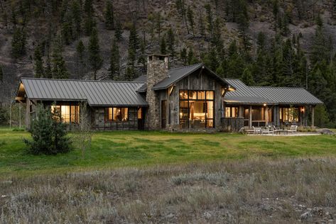 Ranch Style Mountain Homes, Mountain Ranch Style Homes, Montana Ranch House Interior, Montana Ranch House, Mountain Ranch House Plans, Cottage Ranch, Getaway Cabin, Rustic Mountain Homes, Cabin Getaway