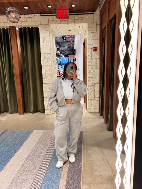 Aritzia Matching Sweat Set, Aritzia Mega Cargo Sweats, Aritzia Cargo Sweats Outfit, Aritzia Grey Sweatpants, Sweatpants Cargo Outfit, Aritzia Sweatsuit Outfit, Bootcut Sweatpants Outfit, Grey Cargo Sweatpants Outfit, Aritzia Cargo Sweatpants