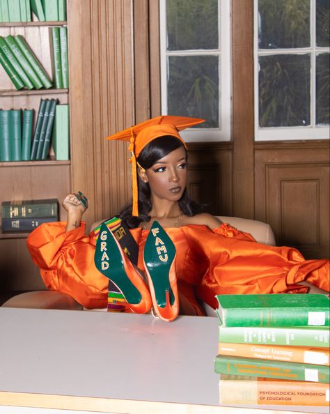 Hbcu Graduation Photoshoot, Famu Graduation Photoshoot, College Graduation Themes, Hbcu Grad Photoshoot, Hbcu Grad Pics, College Graduate Photoshoot, Hbcu Graduation Pictures Photo Ideas, Famu Graduation Pictures, Biology Graduation Pictures