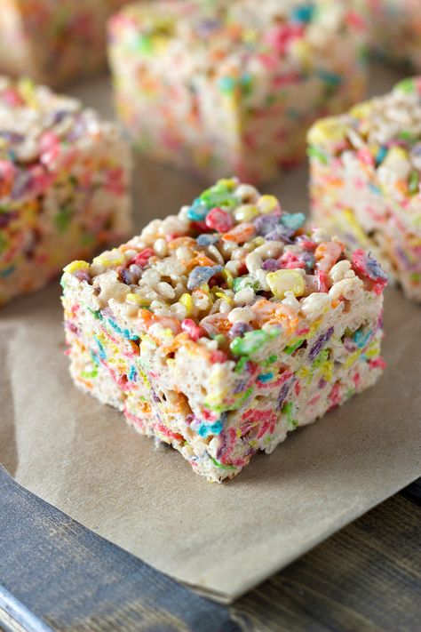 Desserts For Kids, Rice Treats, Krispie Treats Recipe, Rice Krispies Treats, Krispy Treats, Krispies Treats, Dessert Simple, Rice Krispy, Rice Crispy Treats