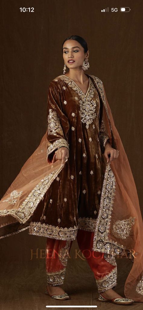 Punjabi Velvet Suit Design, Velvet Punjabi Suits, Heena Kochhar, Velvet Dresses Outfit, Punjabi Suits Party Wear, Velvet Suit Design, Velvet Dress Designs, Anarkali Dress Pattern, Pakistani Wedding Outfits