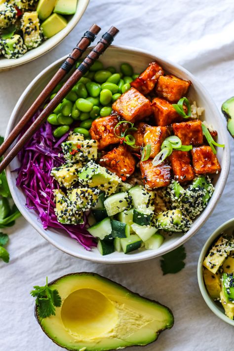 Rice Bowls Vegetarian, Tofu Sesame, Uni Meals, Tofu Protein, Avocado Rice, Vegetarian Bowls, Bowls Recipes, Poke Bowl Recipe, Avocado Bowl