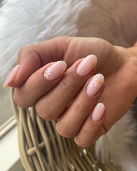 Simple Spring Nails Short Almond, Pastel Spring Nails, Spring Manicure, Daisy Nail Art, Spring Nail Ideas, Simple Spring Nails, Spring Nail Designs, Nude Nail Designs, Nagel Tips