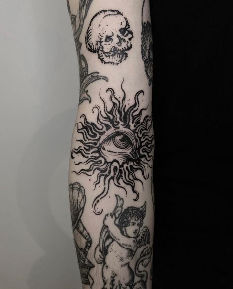 Black And White Witch Tattoo, Dark Men Tattoo, Healthy Tattoo Ideas, Cool Patchwork Tattoo Ideas, Esoteric Tattoo Sleeve, Renassaince Tattoo, Small Creepy Tattoos For Women, Esoteric Tattoo Occult, Dark Traditional Tattoo Flash