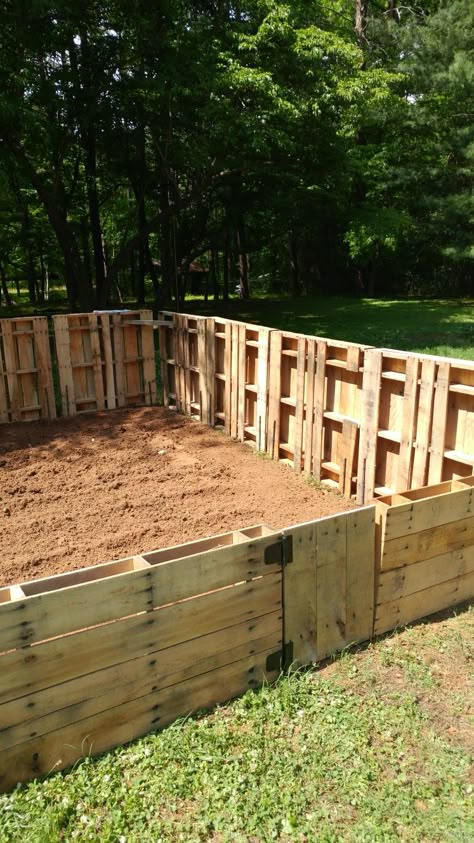 Pallet Enclosure Ideas, Home Made Fence Ideas, Pallet Wood Fence Ideas, Garden Pallet Fence, Palette Fence, Quail Enclosure, Turkey Pen, Wood Pallet Fence, Garden Cleaning