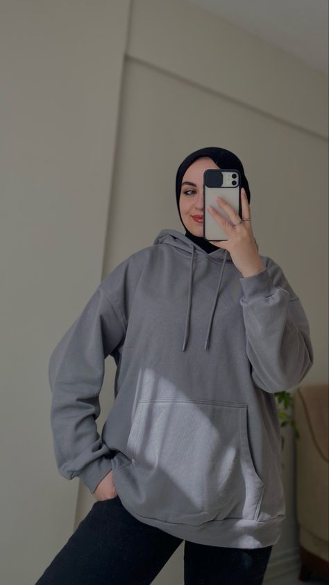 Winter outfit hijab Hoddies Outfits Girl Hijab, Sweatshirt Outfit Hijab, Winter Outfit Hijab, Hoodie Hijab, Black Hoodie Outfit, Hijab Hoodie, Hoddies Outfits, Stylish Hijab, Hijabi Outfits Casual