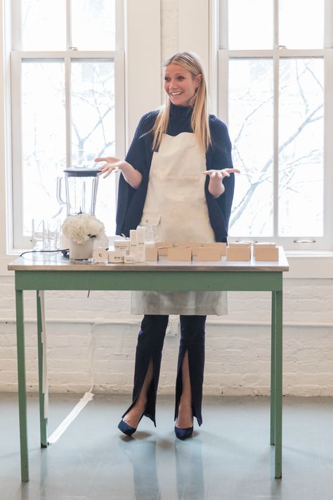 Our Otto Bib Apron in Sulphur - famously worn by none other than Gwyneth herself 🤩 If you want to look like you're at a @Goop beauty launch, this is the apron for you. Made from a quality cotton drill fabric and featuring a leather neck strap, this Apron exudes style, worn by #Chefs, #Bakers, #BeautyTherapists, #Artists and #Celebrities Cooking Class Outfit, Painters Apron, Ceramist Apron, Baker Apron, Starbucks Black Apron, Custom Baking Apron, Class Outfit, Beauty Therapist, Chefs Kitchen