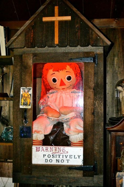 Annabelle: The Haunted Doll In the 1970's a mother strolling along the street walked into a hobby store, and purchased a large Raggedy-Anne doll as a present for her daughter's birthday. Thus begins one of the most unusual cases of a possessed object on record. Annabelle's antics were so bad, she is now locked inside a protective glass case in an occult museum to keep her at bay. Real Annabelle Doll, Ed And Lorraine Warren, Ed And Lorraine, Ed E Lorraine Warren, Haunted Objects, Annabelle Doll, Lorraine Warren, Spooky Places, Creepy Facts