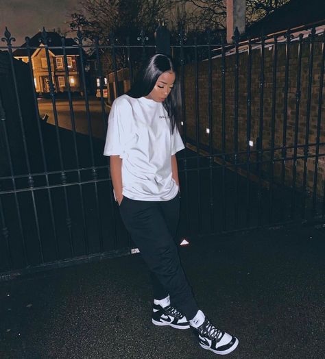 Jordan Outfit Women, Estilo Tomboy, Mode Hipster, Foto Casual, Tomboy Outfits, Tomboy Style Outfits, Chill Outfits, Streetwear Fashion Women, Cute Comfy Outfits