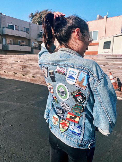 Travel Jacket Patches, Patches On Denim Jacket, Denim Jacket Decorating Ideas, Jacket Patches Diy, Jean Jacket Patches Ideas, Patches On Jean Jacket, Jacket Patches Aesthetic, Patch Jacket Ideas, Patches Outfit