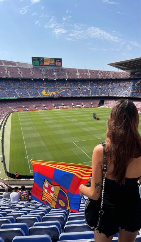 Barcelona Spain Camp Nou, School In Spain Aesthetic, Barcelona Student Life, Barcelona Girls Trip, Camp Nou Aesthetic, Barcelona University, Spain School, Fc Barcelona Aesthetic, Barcelona Vibes