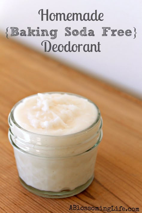 Homemade Baking Soda, Lotion Diy, Make Your Own Deodorant, Baking Soda Free Deodorant, Deodorant Recipe, Make Up Diy, Deodorant Recipes, Săpunuri Handmade, Diy Deodorant