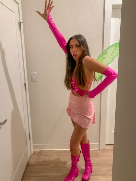 Flora Winx Club Costume Pink Winx Fairy Costume, Wind Flora Costume, Winx Club Flora Halloween Costumes, Flora Costume Ideas, Bloom And Flora Costume, Blossom Winx Club, Diy Winx Club Costume, Flora From Winx Club Costume, Flora Winx Club Outfit Halloween