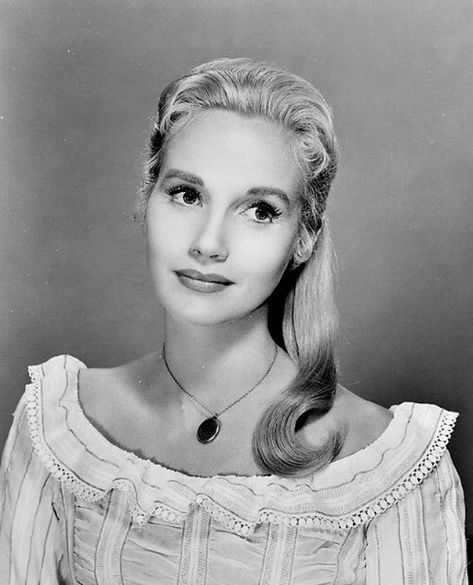 Eva Marie Saint: One of the Women With the Most Veteran Film Career ~ vintage everyday 60s Hollywood, 1950s Actresses, Retro Actress, Vintage Actors, Eva Marie Saint, Melinda Gates, Hitchcock Film, Portrait Reference, Olivia De Havilland