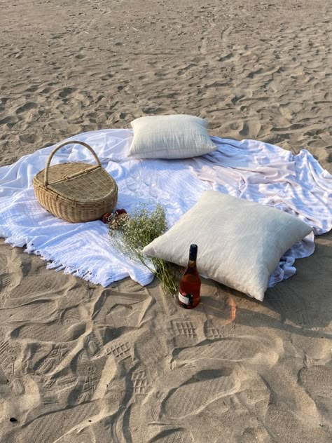 Beach Blanket Photoshoot, Coastal Cowgirl Beach Photoshoot, Beach Blanket Aesthetic, Beach Picnic Photoshoot, Beach Picnic Engagement, Aesthetic Beach Picnic, Aesthetic Beach Photoshoot, Bday Picnic, Brand Session