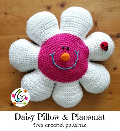 Free Pattern: Daisy Pillow and Placemat Daisy Pillow, Crocheted Amigurumi, Daisy Pillows, Crochet Unique, Crochet Pillow Pattern, Crochet Toddler, Crochet Pillows, Placemats Patterns, Basic Crochet