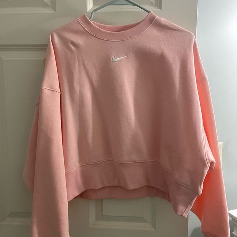 Brand New Never Worn Before Size Xs Pink Nike Sweater, Pink Crewneck Outfit, Pink Nike Crewneck, Pink Nike Sweatshirt, Sweaters Nike, Pink Sweatshirts, Crewneck Outfit, Pink Cropped Hoodie, Light Pink Hoodie