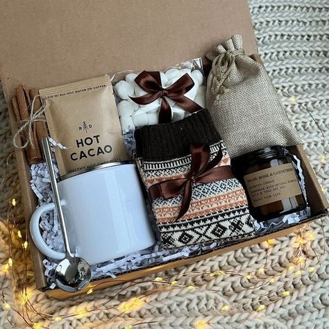 Winter Gift Box Ideas For Her, Hot Cocoa Box Gift Ideas, Cozy Gift Basket Ideas For Women, Gift Box Ideas Handmade, Coffee Basket Gift Ideas, Cozy Night In Gift Basket, Tea Gift Box Ideas, Candle Gift Baskets, Holiday Gift Box Ideas