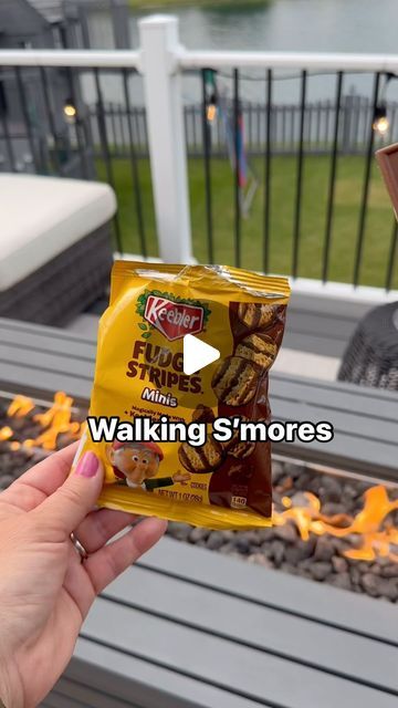 Trina H 🎉 Mom Blogger on Instagram: "Walking S’mores   How have I never tried these before?? Such a fun and less mess way to eat a s’more in a bag!  No more sticky fingers.  You know I had to try my favorite combination of fudge striped cookies, @ghirardelli caramel chocolate, and @stuffedpuffs carmel stuff marshmallows.  And it slapped!  Give s’mores in a bag a try this summer!  #walkingsmores #smores #campfiresmores #roastingmarshmallows #smoresbar" No Mess Smores, Individual Smores Kits Diy, S’mores Alternative, Waffle Cone Smores Campfires, Smores Party Ideas Bonfires, Smores Set Up Party Ideas, S'mores In A Bag, Walking Food In A Bag, S'mores For A Crowd