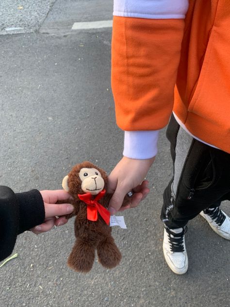 Bf and gf holding teddy bear by its arms Grumpy Bf Sunshine Gf, Taller Gf And Short Bf, Gamer Bf And Gf, Cute Gf Bf Pics, Gf Activities, Couple Faceless Aesthetic, Bf Gf Matching Pfp, Tall Bf Short Gf Aesthetic, Short Gf Tall Bf