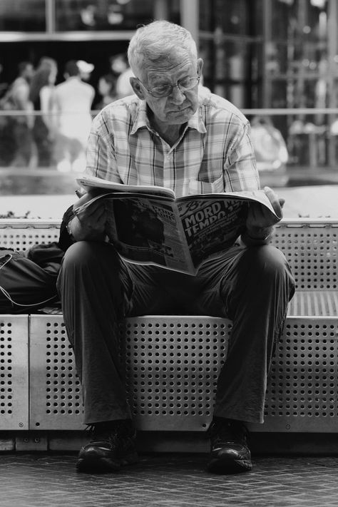 Old Man Reading, Shattered Book, Ugly Love Colleen Hoover, Man Cafe, Man Reading, Old Hospital, Cool Illusions, Perspective Photography, Tap Tap