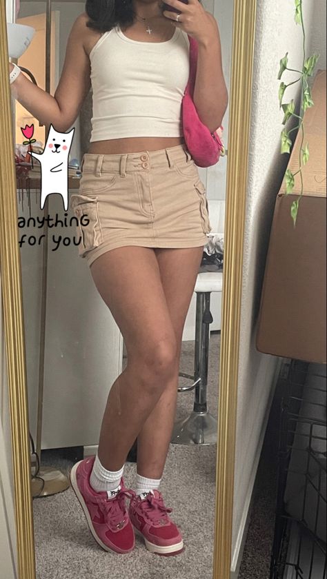 Tan Cargo Skirt Outfit Black Women, Pink Bapesta Shoes Outfit, Cute Cargo Skirt Outfit, Outfit Ideas Cargo Skirt, Outfit With Khaki Skirt, Short Cargo Skirt Outfit Black Women, Khaki Cargo Skirt Outfit Black Women, Slim Black Girls Outfit Style, Pink Skirt Ideas