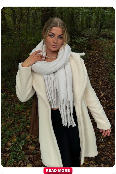 Winter white scarf paired with a creamy coat for an elegant school look. Ideal for cold weather, this outfit brings sophistication without needing extra layers or accessories. Chic School Outfits, Outfits For Cold Weather, School Look, White Scarf, White Scarves, School Looks, Winter White, School Outfits, Cold Weather