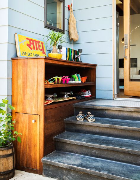 Front Door Shoe Storage, Outdoor Shoe Storage, Front Door Steps, Porch Storage, Porch Remodel, Outdoor Entryway, Woodworking Inspiration, Outdoor Stairs, Vacation House