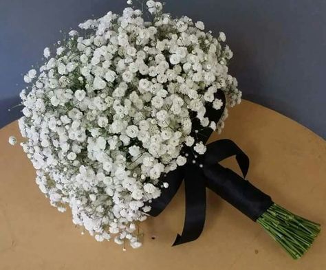 Black Rose Bridal Bouquet, Black And White Prom Bouquets, Wedding Bouquet Black And White, Black And White Bride Bouquet, Prom Bouquet Ideas Black Dress, White And Black Wedding Bouquet, Prom Bouquet Black Dress, Black Prom Bouquet, Prom Flowers Bouquet Black Dress