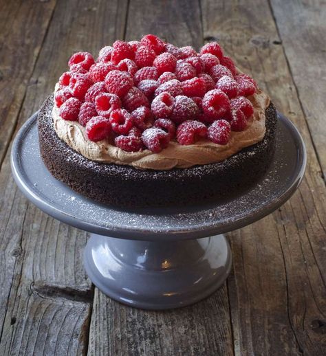 Black Cherry Chocolate Cake, Chocolate Cake Inspiration, Simple Homemade Birthday Cake, Chocolate Layer Cake Decoration, Single Layer Cake Decorating, Chocolate And Cherry Cake, Single Layer Birthday Cake, Single Layer Cake Recipe, Decorate Chocolate Cake