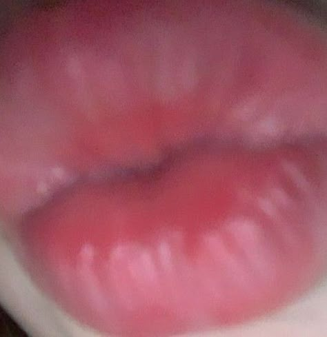 Big Lips Natural, Fake Pictures, Photo Insta, Cute Poses For Pictures, Cute Poses, Cute Selfie Ideas, Pretty Selfies, Selfie Ideas, اقتباسات ملهمة