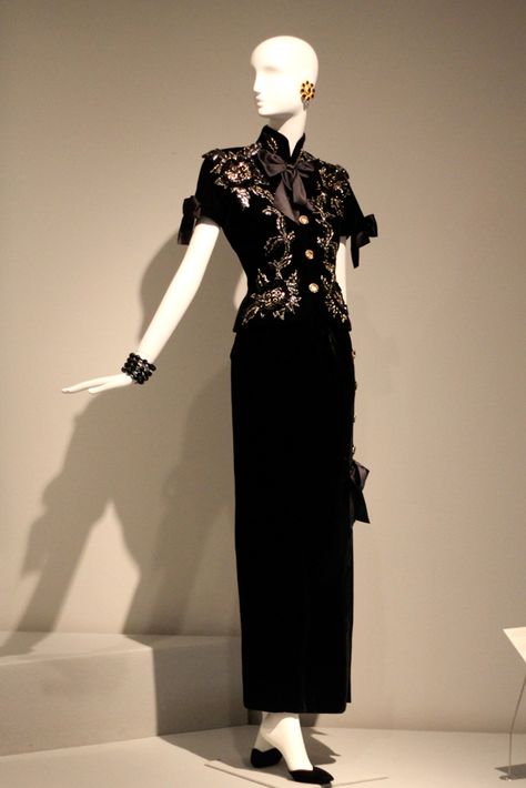 Hubert de Givenchy Givenchy Dress Couture, Givenchy Couture Vintage, Givenchy Outfit, Givenchy Fashion, Givenchy Dress, Runway Gowns, Runway Fashion Couture, Vintage Givenchy, History Fashion