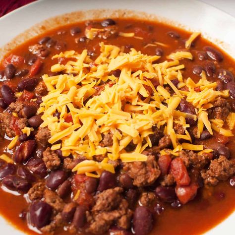 This Kid Friendly Instant Pot Chili is the perfect dinner for a busy weeknight. It is a mild chili that kids will love! Toddler Chili Recipe, Kids Chili Recipe, Chili Recipe For Kids, Kid Friendly Chili Recipe, Kid Friendly Chili, Instant Pot Chili Recipe, Instant Pot Chili, Leftover Chili, Chile Recipes