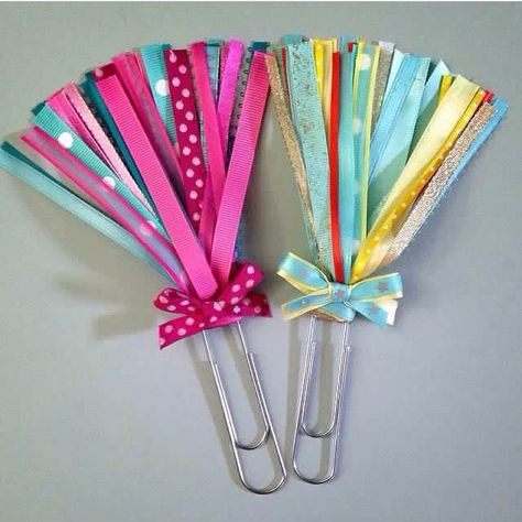 Teacher's Day Card Ideas, Journal Items, Clips Decorados, Paper Clips Diy, Bible Decor, How To Make Greetings, Paperclip Crafts, Bookmarks Diy, Paperclip Bookmarks