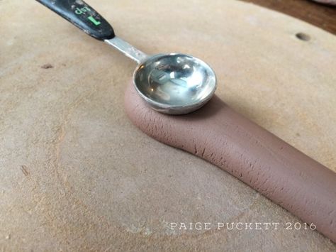 Hand Built Pottery Spoons, Pottery Spoons, Pottery Tutorials, Ceramic Tools, Pottery Videos, Hand Building, Slab Pottery, Ceramic Techniques, Hand Built Pottery