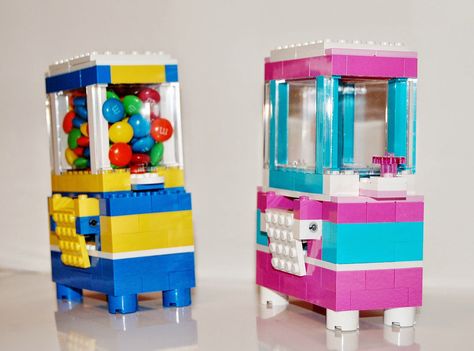 Lego candy dispenser tutorial with link to parts list and step by step instructions Lego Candy Dispenser, Lego Candy Machine, Lego Candy, Lego Machines, Lego Club, Lego Christmas, Lego Diy, Lego Activities, Lego Craft