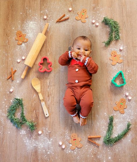 Baby Christmas Photos 9 Months, Gingerbread Baby Photo, 3 Month Baby Christmas Pictures, Diy First Christmas Photo Shoot, Gingerbread Baby Pictures, Christmas Baby Photoshoot Ideas 3 Months, 6 Month Baby Christmas Pictures, Diy Baby Holiday Photos, Christmas Photos Baby Boy