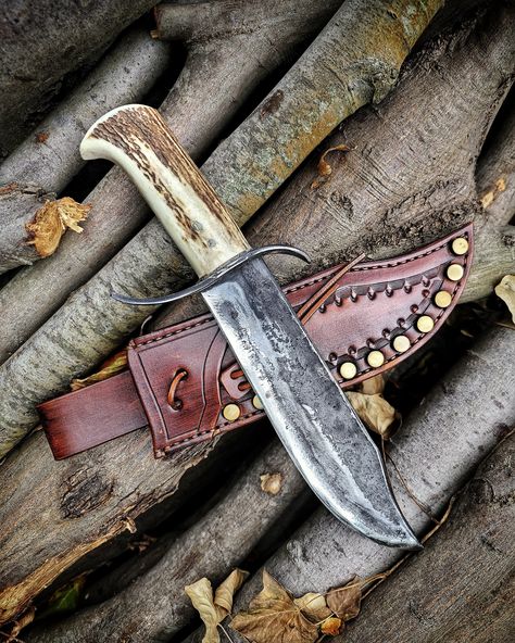 Blacksmith handmade carbon steel bowie style hunter knife with genuie leather sheath Bowie Knife Design, Best Bowie Knife, Pig Stickers, Hunter Knife, Leather Knife Sheath, Bow Hunter, Shooting Equipment, Handcrafted Knife, Pretty Knives