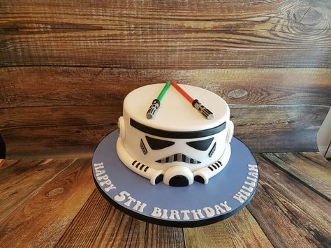 Storm Trooper Birthday Party, Gateau Star Wars, Pastel Star Wars, Star Wars Cake Ideas, Stormtrooper Cake, Storm Trooper Cake, Star Wars Themed Birthday Party, Star Wars Cake Toppers, Star Wars Birthday Cake