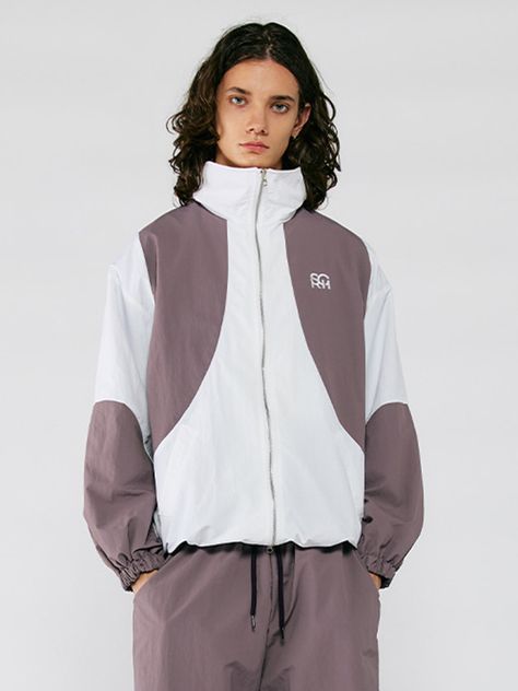 Editor's notesIt is a casual windbreaker jacket with round patch on basic white color. The jacket silhouette can be styled in many ways using two-way zipper and drawcords on the hem. The washed nylon fabric is durable and less twisting after wash.- Two-way zipper- Elastic cuffs- Drawcords on hem- Logo embroidery- Side pocketsMeasurements(in.)M / L- Length: 27.6 in. / 28.3 in.- Shoulder: 22.4 in. / 23 in.- Chest: 23.2 in. / 24 in.- Sleeve Length: 21.9 in. / 22.2 in.*Model info: Man - Height 6’ 2”, Fitting size: Size L / Woman - Height 5’ 10”, Fitting size: Size MComposition & Care- 100% Nylon- Hand wash in cold water- Avoid tumble dryDesigner- by SEARCH410 Running Jacket Outfit, Cool Windbreakers, Jacket Silhouette, Sports Attire, Body Con Dress Outfit, Sports Jackets, Fitness Inspiration Body, Sports Wear, Running Jacket