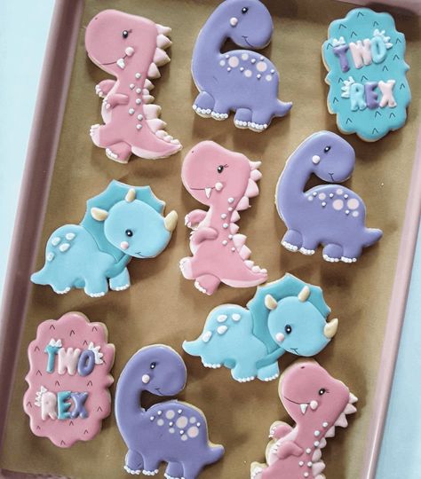 Stylish Girly Dinosaur Party for Girls Ideas + Decor | Mimi's Dollhouse Girly Dinosaur Party, Dinasour Birthday, 3rd Birthday Party For Girls, Girly Dinosaur, Girl Dinosaur Party, Girl Dinosaur Birthday, 2nd Birthday Party For Girl, Dinosaur Birthday Party Decorations, Mini Torte