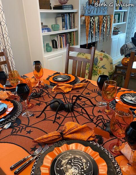 Whispers Of The Heart, Halloween Table Settings, Halloween Kitchen Decor, Halloween Decor Diy, Halloween Tablescape, Casa Halloween, Halloween Table Decorations, Elegant Halloween, Halloween Tattoo