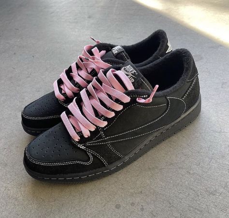 LONERZ on Tumblr Travis Scott Shoes, Looks Hip Hop, Trendy Shoes Sneakers, Dr Shoes, Pretty Shoes Sneakers, All Nike Shoes, Shoe Wishlist, Fresh Shoes, Hype Shoes