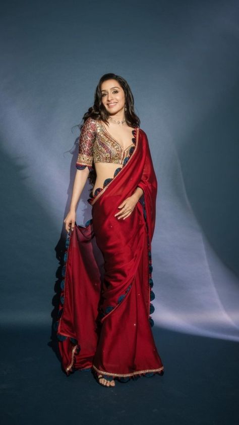 Red Saree Aesthetic Vintage, Hot Sarees Photo Shoot, Celebrity In Saree, Red Saree Blouse Design, Red Saree Outfit, Shraddha Kapoor In Saree, Chadar Mekhela, Pasandida Aurat, Celebrity Saree