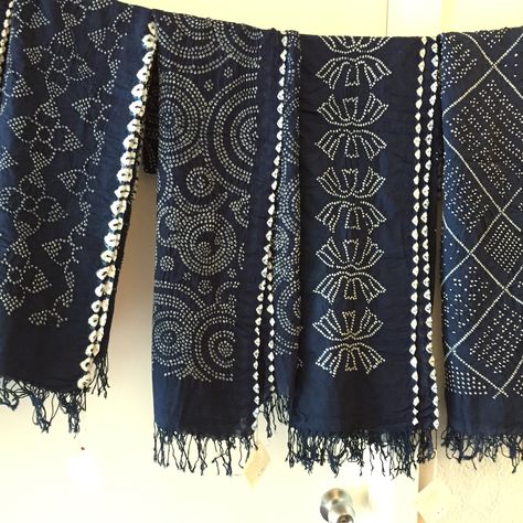 Indigo dyed handwoven cotton scarves. Pashmina Ideas, Chunri Print, Shibori Fashion, Style Batik, Dupatta Design, Fabric Dyeing Techniques, Shibori Designs, Dotted Design, Boro Stitching