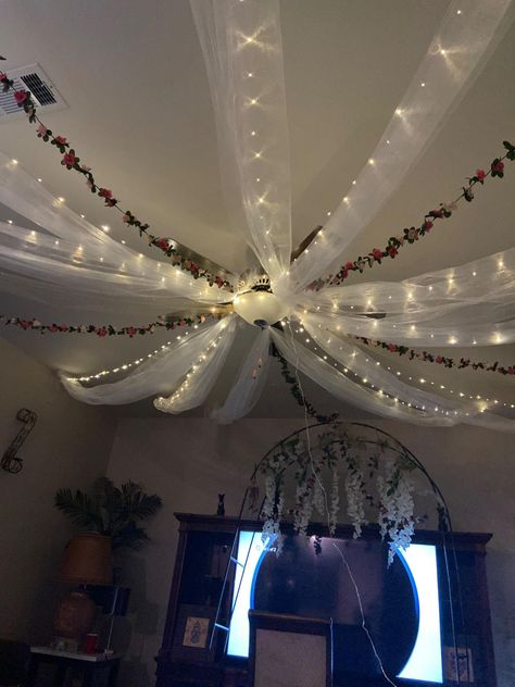 Ceiling Decor Ideas Bedrooms, Things Hanging From Ceiling Bedrooms, Tapestry Ceiling Ideas, Ceiling Bedroom Aesthetic, Witchy Ceiling Decor, Dorm Ceiling Decor, Cute Ceiling Decor, Ceiling Tapestry Ideas Bedroom, Tapestry Ceiling Hanging